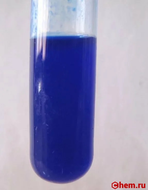 Синий раствор при взаимодействии гидроксида меди. Раствор ярко синего цвета гидроксид меди 2. Аммиачный раствор гидроксида меди 2. Голубой осадок гидроксида меди 2. Аммиачный раствор гидроксида меди 2 цвет.